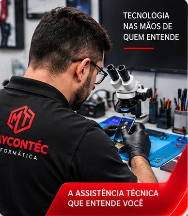 Técnico da Maycontéc analisando um celular na bancada com microscópio